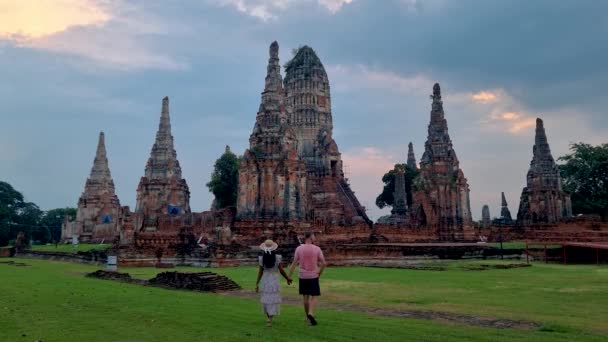 Men Women Hat Tourist Visit Ayutthaya Thailand Wat Chaiwatthanaram Sunset — Stockvideo