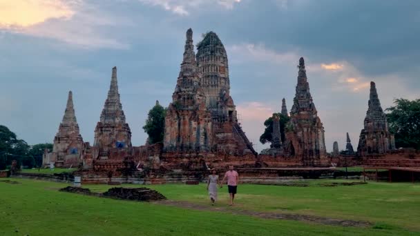 Men Women Hat Tourist Visit Ayutthaya Thailand Wat Chaiwatthanaram Sunset — стоковое видео