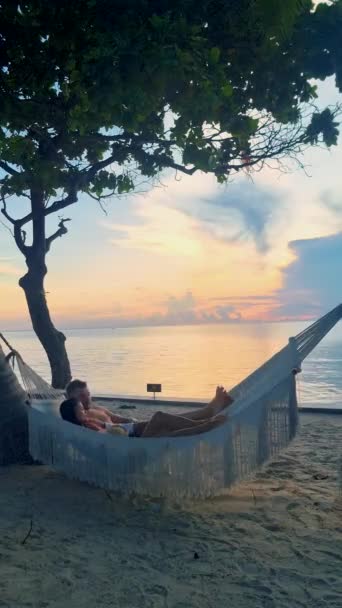 Пара Мужчин Женщин Наблюдают Восход Солнца Гамаке Тропическом Пляже Хуа — стоковое видео