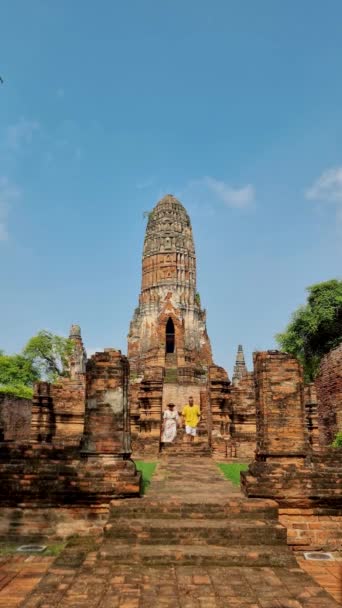 Ayutthaya Thailand Wat Ratchaburana Couple Men Women Hat Visiting Ayyuthaya — Vídeo de Stock