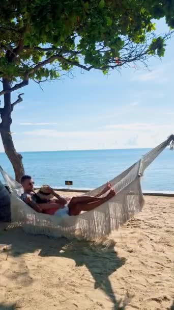 Par Homens Mulheres Assistindo Nascer Sol Uma Rede Uma Praia — Vídeo de Stock