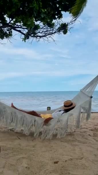 Женщины Наблюдают Восход Солнца Гамаке Тропическом Пляже Хуа Хин Таиланде — стоковое видео