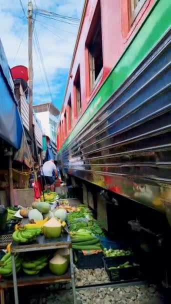 Maeklong Mercato Ferroviario Thailandia Treno Sui Binari Movimento Lento Ombrello — Video Stock