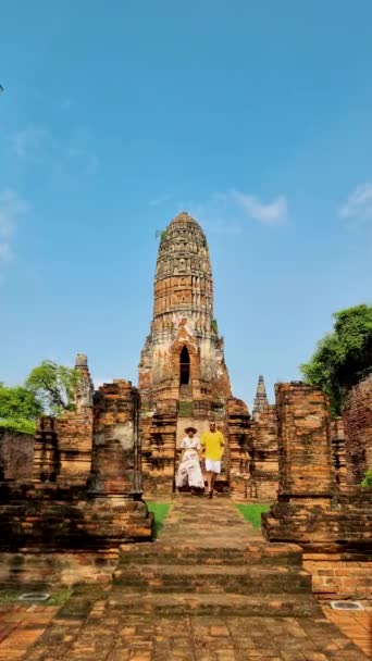 Ayutthaya Thailand Wat Phra Ram 一对戴着帽子的男男女女访问了Ayyuthaya Thailand 在一座古老的宝塔前散步的男女 — 图库视频影像