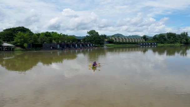 Couple Men Women Kayak River Kwai Thailand Men Women Peddling — Stockvideo