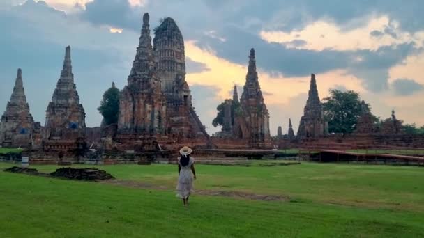 Women Hat Tourist Visit Ayutthaya Thailand Wat Chaiwatthanaram Sunset Ayutthaya — Vídeos de Stock