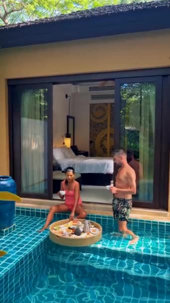 Yüzme Havuzunda Kahvaltı Yapan Bir Çift Asyalı Kadınlar Beyaz Erkekler — Stok video