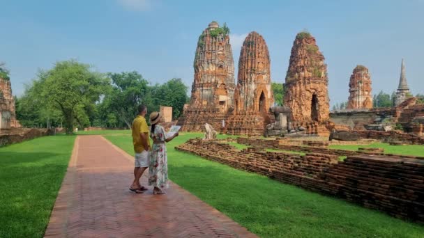 Ayutthaya Thailand Wat Mahathat Couple Men Women Hat Tourist Maps — 图库视频影像