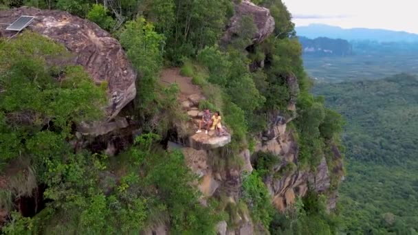 Dragon Crest Rock Jungle Krabi Thailand Couple Men Woman Looking — Wideo stockowe