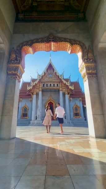 Wat Benchamabophit Temple Bangkok Thailand Marble Temple Bangkok Thailand Couple — 图库视频影像