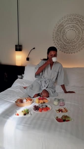 Femmes Asiatiques Prenant Petit Déjeuner Lit Femmes Dans Chambre Coucher — Video