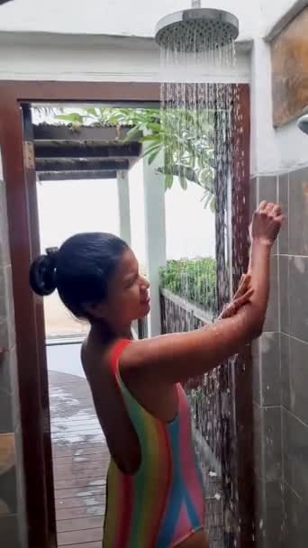 Duşta Asyalı Kadınlar Dışarıda Duş Alan Kadınlar — Stok video