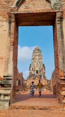 Ayutthaya, Tayland 'da eski bir Pagoda' da yürüyen erkek ve kadınlar, Ayyuthaya Tayland 'ı ziyaret eden birkaç erkek ve kadın..