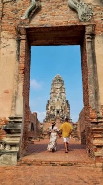 Ayutthaya, Tayland 'da eski bir Pagoda' da yürüyen erkek ve kadınlar, Ayyuthaya Tayland 'ı ziyaret eden birkaç erkek ve kadın..