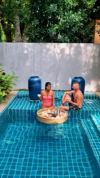 Pár Snídá Bazénu Asijské Ženy Běloši Mají Plovoucí Snídani Bazénu — Stock video