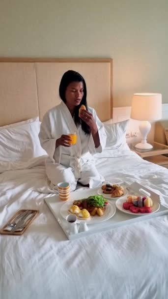 Mujeres Asiáticas Desayunando Cama Mujeres Dormitorio Desayunando Por Mañana Con — Vídeo de stock