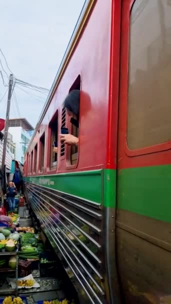 Maeklong Railway Market Ταϊλάνδη Τρένο Στις Ράγες Κινείται Αργά Umbrella — Αρχείο Βίντεο