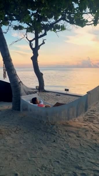 Frauen Beobachten Den Sonnenaufgang Einer Hängematte Einem Tropischen Strand Hua — Stockvideo