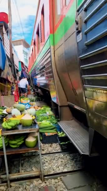 Maeklong Railway Market Thailand Trein Sporen Beweegt Langzaam Paraplu Verse — Stockvideo