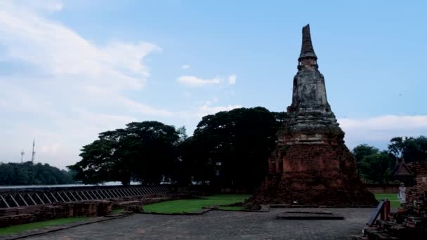 Высокая Вода Реке Аюттхая Таиланд Wat Chaiwatthanaram Время Заката Аюттхая — стоковое видео