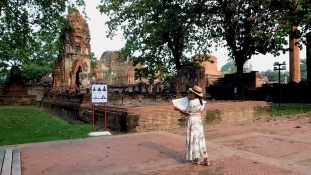 Ayutthaya Thailand Wat Mahathat Women Hat Tourist Map Visiting Ayyuthaya — Stok video