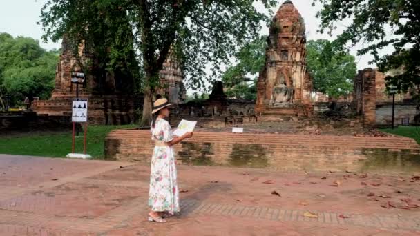 Ayutthaya Thailand Wat Mahathat Women Hat Tourist Map Visiting Ayyuthaya — Stok video