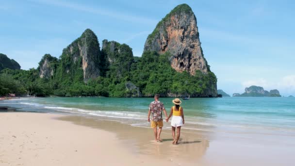 Залізничний Пляж Крабі Таїланд Тропічний Пляж Залізниці Крабі Пара Чоловіків — стокове відео