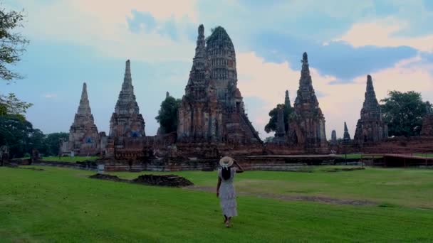 Women Hat Tourist Visit Ayutthaya Thailand Wat Chaiwatthanaram Sunset Ayutthaya — Stok video