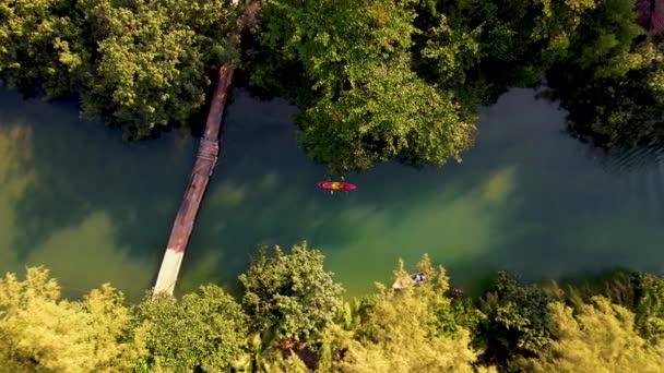 当天下午 一对男女情侣在皮划艇上叫卖 黄昏时分 在热带岛屿Koh Chang Thailand的一条河里叫卖 — 图库视频影像