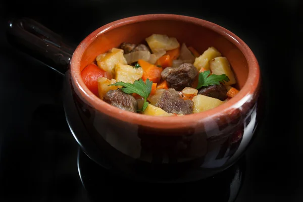patates ve bir tencerede et