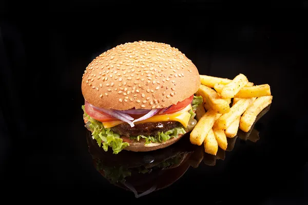 Kartoffeln und Burger — Stockfoto