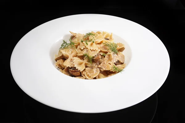 Farfalle mantar ile