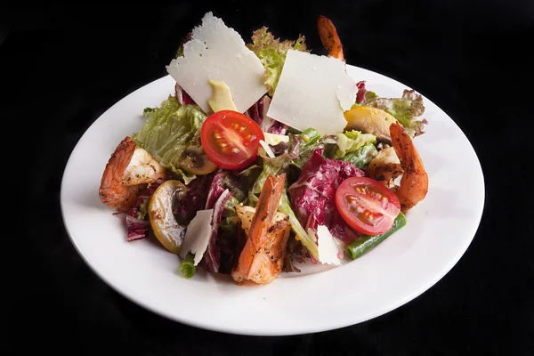 Ensalada con camarones y aguacate — Foto de Stock