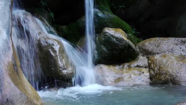 Pequenas cachoeiras — Vídeo de Stock