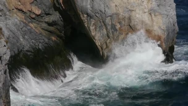 Onde sulle rocce — Video Stock