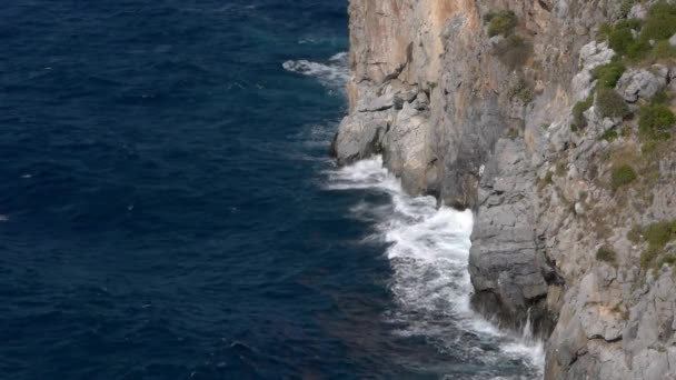 Onde sulle rocce — Video Stock