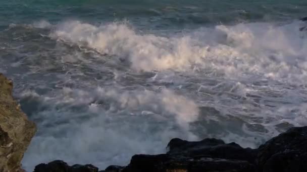 Olas en las rocas — Vídeo de stock