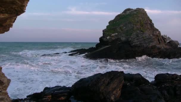 Хвилі на скелях — стокове відео