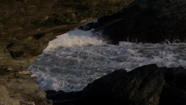 Волны на скалах — стоковое видео