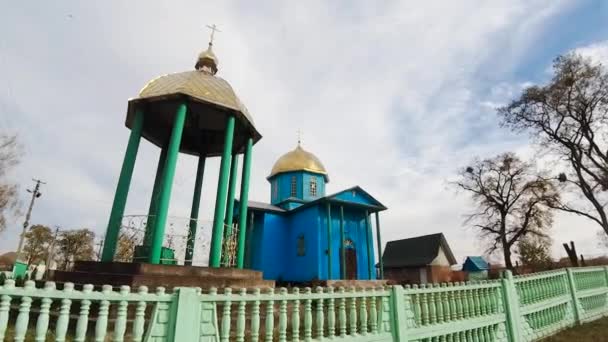 Une Belle Ancienne Église Chrétienne Bois Avec Dôme Doré Automne — Video