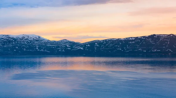 Sevan Gölü bahar günbatımı — Stok fotoğraf