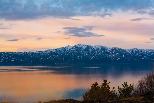 Lac Sevan coucher de soleil de printemps — Photo