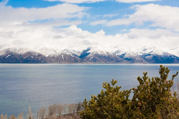 Lago Sevan dia de primavera — Fotografia de Stock