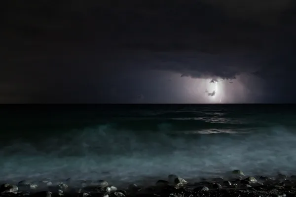 gece fırtına deniz