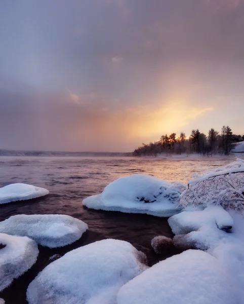 Dawn on unfrozen lake in winter — Stock Photo, Image