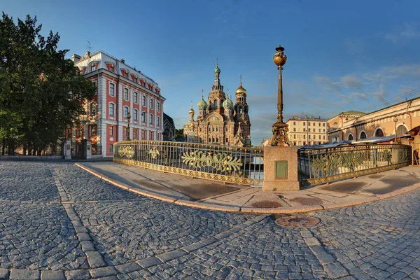 Church of the Savior on Spilled Blood and theater Bridge at sunrise in St. Petersburg — Stock Photo, Image