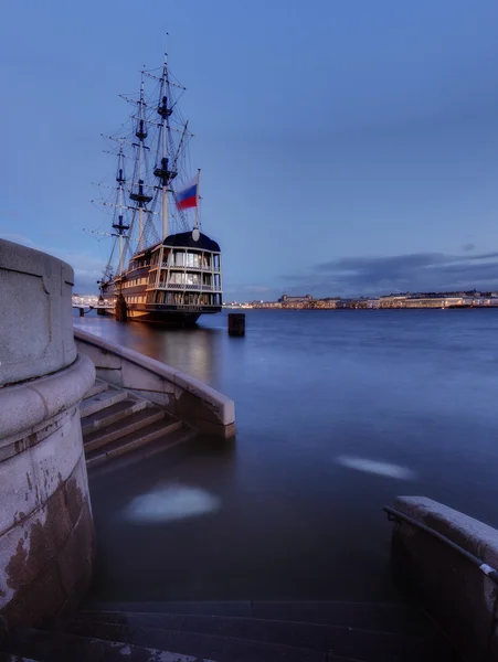 Gün batımında kökenli petersburg petrovsky quay neva ve "blagodat" Fırkateyn görüntülemek — Stok fotoğraf