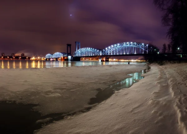 Most kolejowy Finlyandskiy w st. Petersburgu w zimową noc — Zdjęcie stockowe