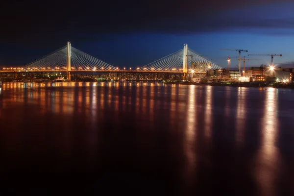 Puente grande de Obujov (cableado) en San Petersburgo al atardecer — Foto de Stock