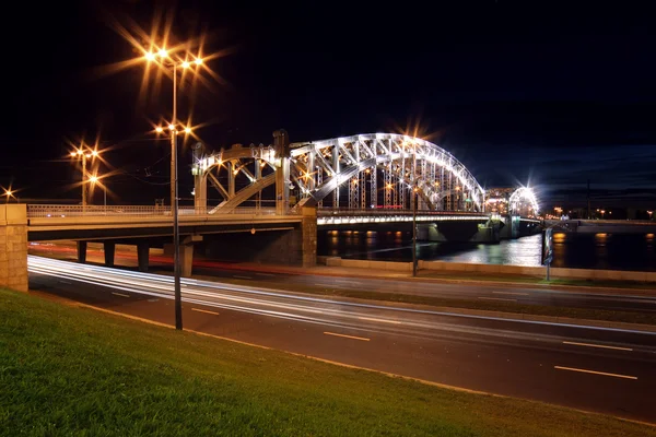 De brug van peter de grote in Sint-petersburg's nachts — Stockfoto
